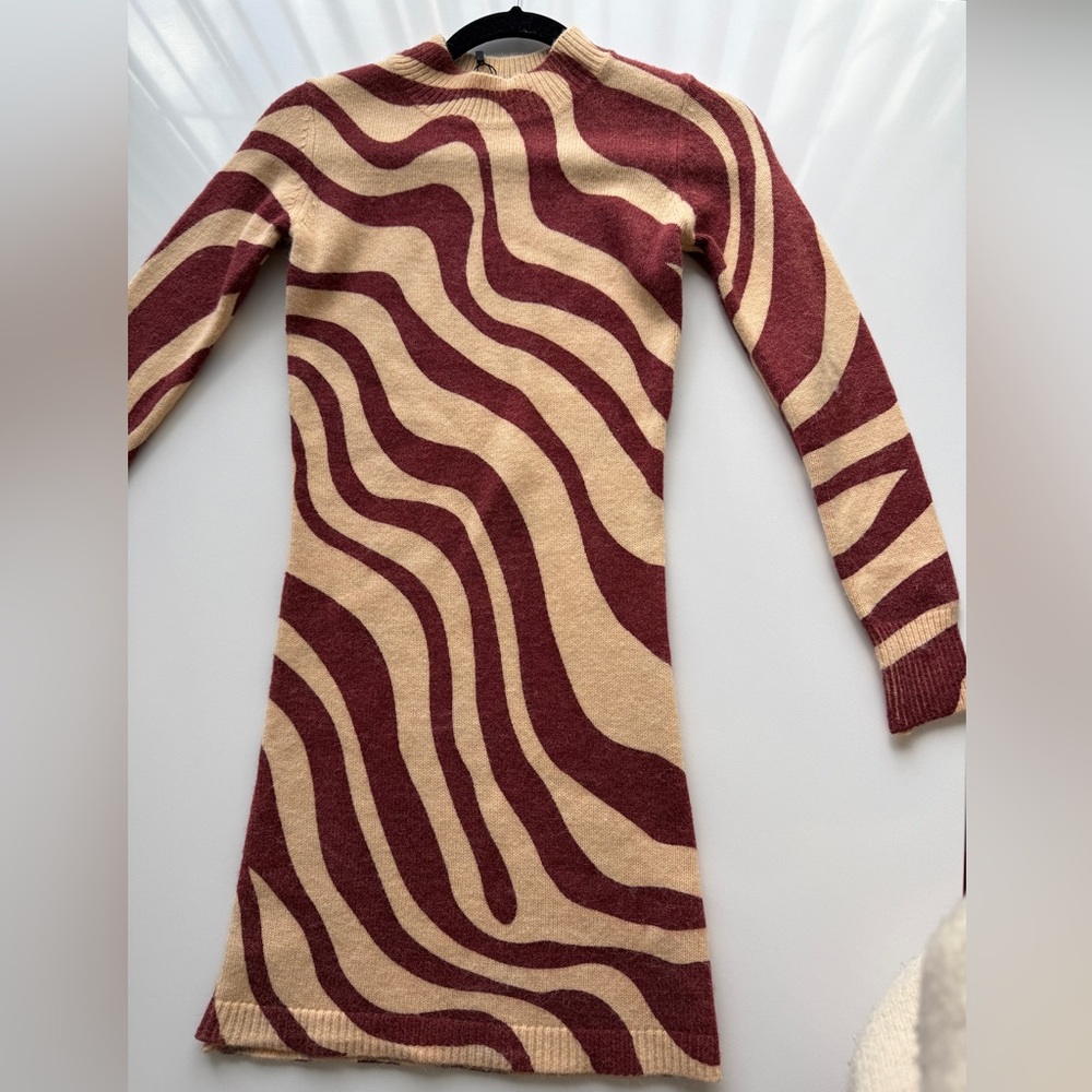 Zara Long-Sleeve Wave Knit Dress in Beige and Burgundy